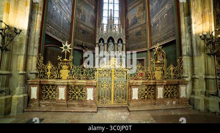 Praga, Repubblica Ceca - 8 marzo 2016: I visitatori ammirano la splendida architettura gotica della cattedrale di San Vito a Praga. Foto Stock