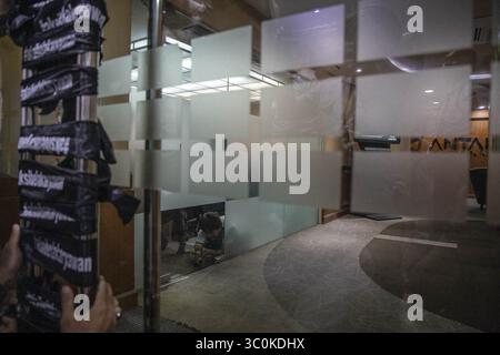 4 dicembre 2018 - Giacarta centrale, Giacarta, Indonesia - Giacarta, Indonesia, 4 dicembre 2018: Il dipendente sigilla l'ufficio del Consiglio di amministrazione mentre la negoziazione termina in vicolo cieco. Centinaia di indonesiane News Agency ''ANTARA'' hanno tenuto una dimostrazione nel loro ufficio a Giacarta. Essi chiedono al Consiglio di amministrazione di aumentare il salario, l'approvazione dei bonus e l'assunzione per il dipendente temporaneo che molti con quasi anni di lavoro senza status di lavoro da parte dell'azienda. La società che è Media News Agency di proprietà del governo indonesiano sono stati i media che hanno diffuso notizie indonesiane attraverso Foto Stock