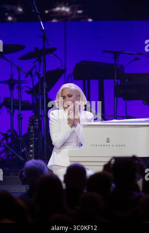 21 ottobre 2017 - College Station, Texas, Stati Uniti - cinque ex presidenti si riuniscono alla Texas A&M University per ascoltare un concerto a sorpresa di Lady Gaga e sostenere i fondi di soccorso dell'uragano Harvey a seguito del devastante uragano estivo. È stata una delle ultime apparizioni pubbliche dell'ex presidente George H. W. Bush, scomparso il 30 novembre 2018. Foto: LADY GAGA. (Immagine di credito: © Bob Daemmrich via ZUMA Wire) Foto Stock