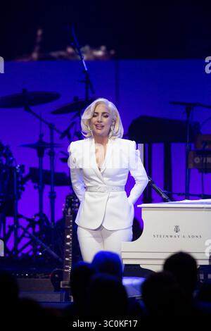 21 ottobre 2017 - College Station, Texas, Stati Uniti - cinque ex presidenti si riuniscono alla Texas A&M University per ascoltare un concerto a sorpresa di Lady Gaga e sostenere i fondi di soccorso dell'uragano Harvey a seguito del devastante uragano estivo. È stata una delle ultime apparizioni pubbliche dell'ex presidente George H. W. Bush, scomparso il 30 novembre 2018. Foto: LADY GAGA. (Immagine di credito: © Bob Daemmrich via ZUMA Wire) Foto Stock