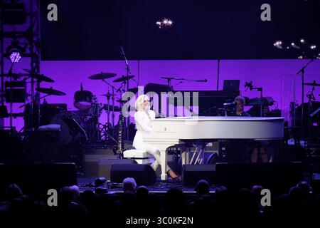 21 ottobre 2017 - College Station, Texas, Stati Uniti - cinque ex presidenti si riuniscono alla Texas A&M University per ascoltare un concerto a sorpresa di Lady Gaga e sostenere i fondi di soccorso dell'uragano Harvey a seguito del devastante uragano estivo. È stata una delle ultime apparizioni pubbliche dell'ex presidente George H. W. Bush, scomparso il 30 novembre 2018. Foto: LADY GAGA. (Immagine di credito: © Bob Daemmrich via ZUMA Wire) Foto Stock