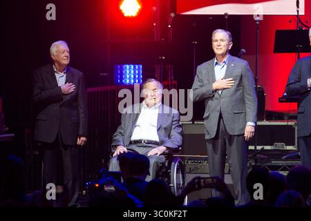 21 ottobre 2017 - College Station, Texas, Stati Uniti - cinque ex presidenti si riuniscono alla Texas A&M University per ascoltare un concerto a sorpresa di Lady Gaga e sostenere i fondi di soccorso dell'uragano Harvey a seguito del devastante uragano estivo. Fu una delle ultime apparizioni pubbliche dell'ex presidente GEORGE H. W. BUSH, scomparso il 30 novembre 2018. Nella foto: (L-R) JIMMY CARTER, GEORGE H. W. BUSH, GEORGE W. BUSH. (Immagine di credito: © Bob Daemmrich via ZUMA Wire) Foto Stock