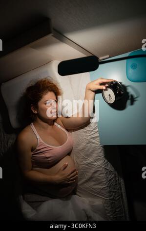 La donna incinta soffre di dolore di notte. Foto Stock