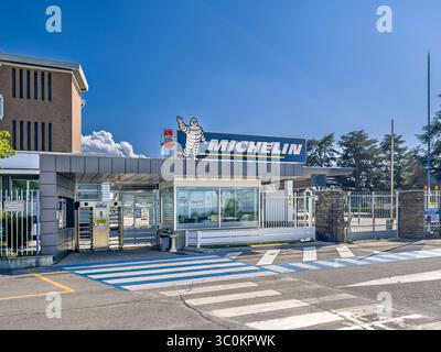 Cuneo, Italia - 21 luglio 2025: Veduta dell'ingresso dello stabilimento di produzione italiana di pneumatici dell'azienda Michelin con il logo Michelin Foto Stock