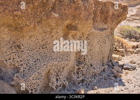 Primo piano di tufo vulcanico eroso poroso che mostra consistenza porosa e superficie stratificata a Los Derriscaderos Foto Stock