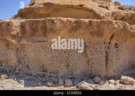 Primo piano di tufo vulcanico eroso poroso che mostra consistenza porosa e superficie stratificata a Los Derriscaderos Foto Stock