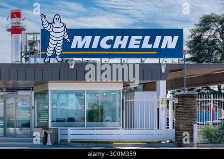 Cuneo, Italia - 21 luglio 2025: Logo Michelin con la mascotte Michelin Bibendum, all'ingresso dello stabilimento italiano di Cuneo Foto Stock