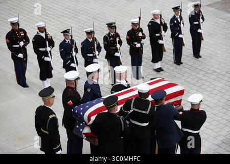 5 dicembre 2018 - Washington, Distretto di Columbia, Stati Uniti - Una squadra di guardie d'onore militari degli Stati Uniti porta la bara drappeggiata di bandiera dell'ex presidente degli Stati Uniti George H. W. Bush dal Campidoglio degli Stati Uniti. (Immagine di credito: © Win McNamee/Pool tramite cavo ZUMA) Foto Stock