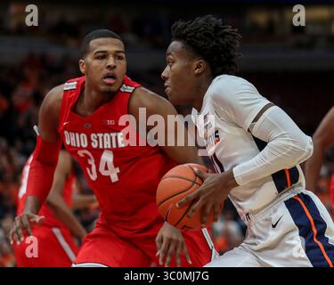 Mercoledì 5 dicembre - la guardia degli Illinois Fighting Illini Ayo Dosunmu (11) guida verso il basket mentre viene difesa dall'attaccante degli Ohio State Buckeyes Kaleb Wesson (34) durante la partita di basket NCAA Mens tra gli Ohio State Buckeyes e l'Università dell'Illinois allo United Center di Chicago, Illinois. (Immagine di credito: &Copy; Gary e Duncan Sr/CSM tramite cavo ZUMA) Foto Stock
