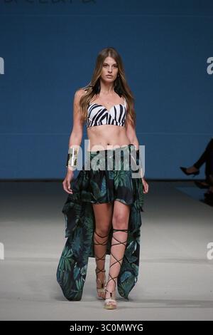 27 ottobre 2017 - Lima, Lima, Perù - Una modella cammina sulla passerella indossando un disegno di Aguaclara durante l'ultimo giorno della settimana della moda di Lima Primavera/Estate 2018 - LIFWEEKPV18 (Credit Image: © Carlos Garcia Granthon/ZUMA Wire) Foto Stock
