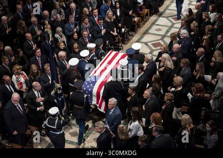 5 dicembre 2018 - Washington, DC, Stati Uniti d'America - la guardia d'onore militare degli Stati Uniti porta la bandiera drappeggiata dell'ex presidente George H.W. Bush lungo la navata della Cattedrale Nazionale al termine del funerale di Stato 5 dicembre 2018 a Washington, DC. Bush, il 41 ° presidente, è morto nella sua casa di Houston all'età di 94 anni e sarà sepolto nella sua biblioteca presidenziale alla Texas A&M University. (Immagine di credito: © Andrew Kendrick via ZUMA Wire) Foto Stock