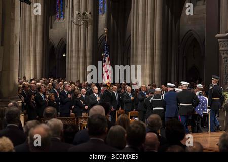5 dicembre 2018 - Washington, DC, Stati Uniti d'America - la guardia d'onore militare degli Stati Uniti porta la bandiera drappeggiata dell'ex presidente George H.W. Bush lungo la navata della Cattedrale Nazionale al termine del funerale di Stato 5 dicembre 2018 a Washington, DC. Bush, il 41 ° presidente, è morto nella sua casa di Houston all'età di 94 anni e sarà sepolto nella sua biblioteca presidenziale alla Texas A&M University. (Immagine di credito: © Andrew Kendrick via ZUMA Wire) Foto Stock