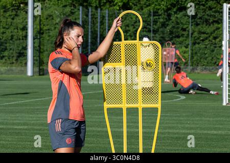 Monaco, Germania. 21 luglio 2025. Lena Oberdorf (FC Bayern Muenchen Frauen #08) FC Bayern Muenchen Frauen, Fussball, Google Pixel Frauen-Bundesliga, Trainingseinheit, Saison 2025/2026, 21.07.2025. (LE NORMATIVE DFL DFB VIETANO QUALSIASI USO DI FOTOGRAFIE COME SEQUENZE DI IMMAGINI E/O QUASI-VIDEO). Foto: Eibner-Pressefoto/Heike Feiner credito: dpa/Alamy Live News Foto Stock