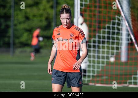 Monaco, Germania. 21 luglio 2025. ALARA Sehitler (FC Bayern Muenchen Frauen, #14) FC Bayern Muenchen Frauen, Fussball, Google Pixel Frauen-Bundesliga, Trainingseinheit, Saison 2025/2026, 21.07.2025. (LE NORMATIVE DFL DFB VIETANO QUALSIASI USO DI FOTOGRAFIE COME SEQUENZE DI IMMAGINI E/O QUASI-VIDEO). Foto: Eibner-Pressefoto/Heike Feiner credito: dpa/Alamy Live News Foto Stock