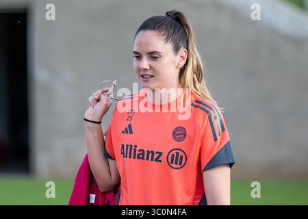 Monaco, Germania. 21 luglio 2025. Sarah Zadrazil (FC Bayern Muenchen Frauen, #25) FC Bayern Muenchen Frauen, Fussball, Google Pixel Frauen-Bundesliga, Trainingseinheit, Saison 2025/2026, 21.07.2025. (LE NORMATIVE DFL DFB VIETANO QUALSIASI USO DI FOTOGRAFIE COME SEQUENZE DI IMMAGINI E/O QUASI-VIDEO). Foto: Eibner-Pressefoto/Heike Feiner credito: dpa/Alamy Live News Foto Stock