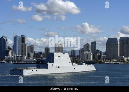 14 ottobre 2017 - San Diego, CA, Stati Uniti d'America - l'unità di pre-commissionamento Michael Monsoor passa in centro mentre arriva alla base navale di San Diego il 7 dicembre 2018 a San Diego, California. La USS Michael Monsoor è la seconda nave della classe Zumwalt di cacciatorpediniere missilistici guidati e sarà sottoposta a un periodo di test di combattimento prima di essere entrata in servizio nella Marina il 26 gennaio 2019. (Immagine di credito: © Nicholas Huynh via ZUMA Wire) Foto Stock