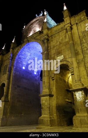 6 gennaio 2017 - Cusco, Cusco, Perù - Vista notturna della porta di Santa Clara a Cusco (immagine di credito: © Carlos Garcia Granthon/ZUMA Wire) Foto Stock