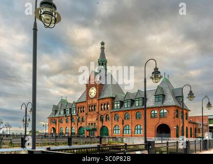 Jersey City, New Jersey - US - 19 luglio 2025 la storica Central Railroad del New Jersey Terminal nel Liberty State Park presenta impressionanti mattoni rossi ad arco Foto Stock