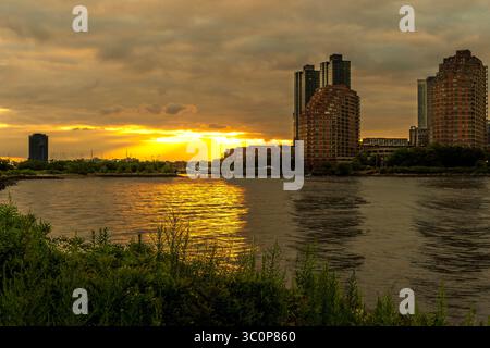 Jersey City, New Jersey - US - 19 luglio 2025 Morris Canal Basin a Jersey City offre un tranquillo rifugio sul lungomare dove le acque calme riflettono i grattacieli vicini Foto Stock