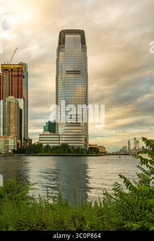 Jersey City, New Jersey - US - 19 luglio 2025 la Goldman Sachs Tower, o 30 Hudson Street, sorge sul lungomare di Jersey City al crepuscolo, con la sua facciata in vetro riflettente Foto Stock