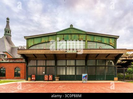 Jersey City, New Jersey - US - 19 luglio 2025 lo storico terminal CRRNJ nel Liberty State Park presenta un tetto verde intemprato, grandi finestre e il suo emblema, Foto Stock