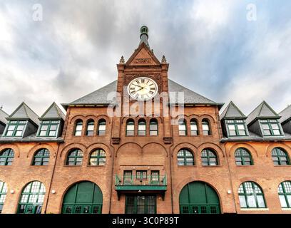 Jersey City, New Jersey - US - 19 luglio 2025 la Central Railroad of New Jersey Terminal, costruita nel 1889, si erge a Jersey City con la sua facciata in mattoni rossi, grandiosa Foto Stock