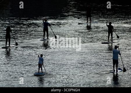 21 luglio 2025, Francoforte, Assia, Germania: Le persone pagaiano sul fiume meno a Francoforte, Germania (immagine di credito: © Matias Basualdo/ZUMA Press Wire) SOLO PER USO EDITORIALE! Non per USO commerciale! Foto Stock