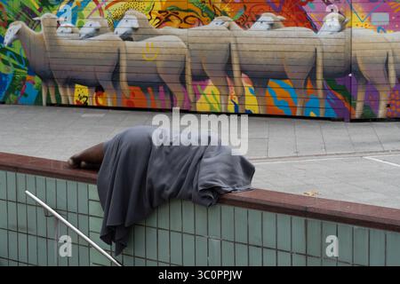 21 luglio 2025, Francoforte, Assia, Germania: Un senzatetto dorme nel centro di Francoforte, Germania. (Immagine di credito: © Matias Basualdo/ZUMA Press Wire) SOLO PER USO EDITORIALE! Non per USO commerciale! Foto Stock