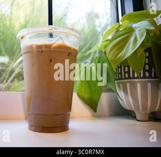 Caffè ghiacciato in una calda giornata estiva in un caffè con un po' di spazio per il testo Foto Stock