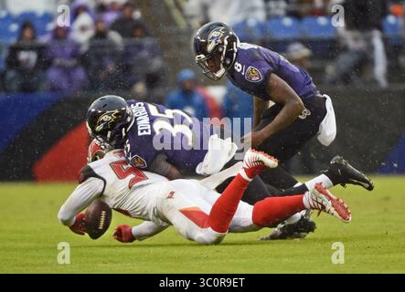 16 dicembre 2018 - Towson, MD, USA - Lavonte David dei Tampa Bay Buccaneers, Bottom, recupera un fumble di Lamar Jackson dei Baltimore Ravens, a destra, durante un passaggio al running back Gus Edwards (35) nel primo quarto di domenica 16 dicembre 2018 all'M&T Bank Stadium di Baltimora, MD I Ravens sconfissero i Buccaneers, 20-12. (Immagine di credito: © Kenneth K. Lam/Baltimore Sun/TNS via cavo ZUMA) Foto Stock