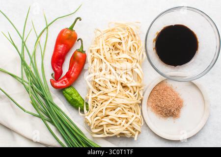 Vista dall'alto degli ingredienti per preparare gli spaghetti di manzo della mongolia, mettiti al posto degli ingredienti per gli spaghetti di manzo macinati Foto Stock