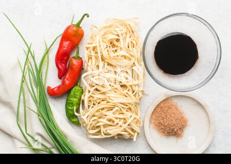Vista dall'alto degli ingredienti per preparare gli spaghetti di manzo della mongolia, mettiti al posto degli ingredienti per gli spaghetti di manzo macinati Foto Stock