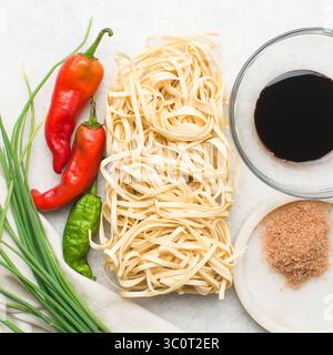Vista dall'alto degli ingredienti per preparare gli spaghetti di manzo della mongolia, mettiti al posto degli ingredienti per gli spaghetti di manzo macinati Foto Stock