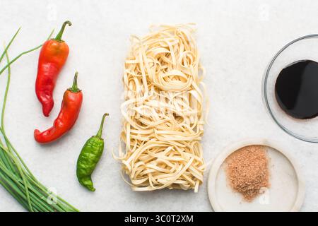 Vista dall'alto degli ingredienti per preparare gli spaghetti di manzo della mongolia, mettiti al posto degli ingredienti per gli spaghetti di manzo macinati Foto Stock