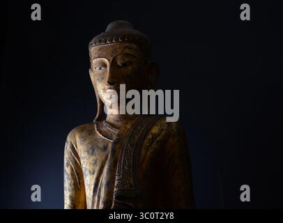 Antica arte asiatica Mandalay in piedi Scultura di un Buddha in legno Gilt Foto Stock