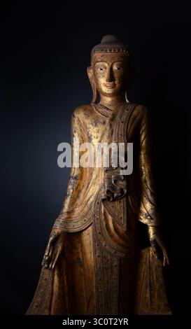 Antica arte asiatica Mandalay in piedi Scultura di un Buddha in legno Gilt Foto Stock