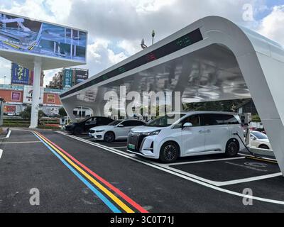 (250722) -- GUIYANG, 22 luglio 2025 (Xinhua) -- i veicoli elettrici vengono caricati presso la stazione del parco di Quanhu equipaggiata con caricabatterie ultra veloci raffreddati a liquido a Guiyang, nella provincia di Guizhou, nella Cina sud-occidentale, 13 giugno 2025. PER ANDARE CON "in tutta la Cina: La ricarica ultra rapida alimenta l'uso di EV nelle regioni montuose" (Xinhua) Foto Stock