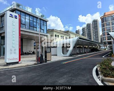 (250722) -- GUIYANG, 22 luglio 2025 (Xinhua) -- questa foto scattata il 13 giugno 2025 mostra la stazione di ricarica del parco Quanhu dotata di caricabatterie ultra veloci raffreddati a liquido a Guiyang, nella provincia di Guizhou, nel sud-ovest della Cina. PER ANDARE CON "in tutta la Cina: La ricarica ultra rapida alimenta l'uso di EV nelle regioni montuose" (Xinhua) Foto Stock
