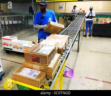 13 dicembre 2018 - USA - i lavoratori della Florida Gift Fruit Shippers Association di Orlando caricano scatole riempite di agrumi da regalo dai nastri trasportatori e nei camion da consegnare in tutto il paese. (Immagine di credito: © Martin E. Comas/Orlando Sentinel/TNS via cavo ZUMA) Foto Stock