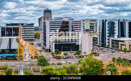 Vista aerea del quartiere commerciale del Botswana di Gaborone, capitale, giorno, gru in primo piano Foto Stock