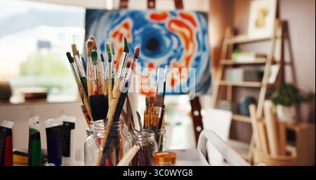 Attrezzature per arte, pennello e pittura in studio per hobby creativi, opere d'arte astratte e vetrina. Materiali di consumo, acquerello e strumenti dell'artista vuoti Foto Stock