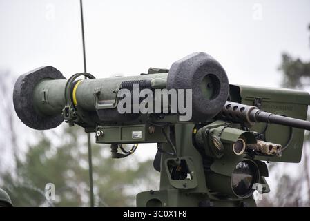 19 dicembre 2018 - Grafenwoehr, Germania - Una stazione d'arma a distanza Javelin o CROWS-J dell'esercito statunitense, montata su un veicolo Stryker Infantry Carrier, pronta per essere sparata all'area d'addestramento della 7th Army Grafenwoehr 19 dicembre 2018 a Grafenwoehr, Germania. Il lanciamissili a distanza viene azionato dall'interno del veicolo fornendo protezione ai soldati. (Immagine di credito: © Markus Rauchenberger via ZUMA Wire) Foto Stock