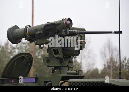 19 dicembre 2018 - Grafenwoehr, Germania - Una stazione d'arma a distanza Javelin o CROWS-J dell'esercito statunitense, montata su un veicolo Stryker Infantry Carrier, pronta per essere sparata all'area d'addestramento della 7th Army Grafenwoehr 19 dicembre 2018 a Grafenwoehr, Germania. Il lanciamissili a distanza viene azionato dall'interno del veicolo fornendo protezione ai soldati. (Immagine di credito: © Markus Rauchenberger via ZUMA Wire) Foto Stock