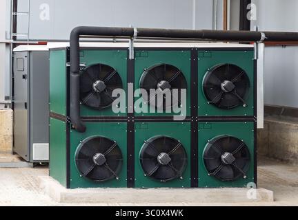 ventilatori a condensatore per scambiatori di calore soluzioni di refrigerazione industriale in varie applicazioni di trasformazione alimentare, supermercato, ristorazione Foto Stock