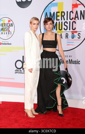 9 ottobre 2018 - Los Angeles, CA, USA - LOS ANGELES - 9 ottobre: Miranda Anna, Elektra June Kilbey-Jansson, Say Lou Lou agli American Music Awards 2018 al Microsoft Theater il 9 ottobre 2018 a Los Angeles, CA (Credit Image: © Kathy Hutchins via ZUMA Wire) Foto Stock
