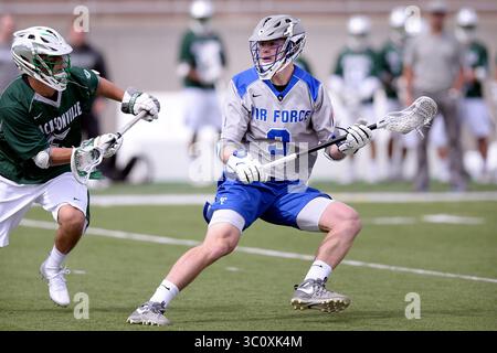 25 marzo 2017 - US Air Force Academy, Colorado, Stati Uniti - Trent Harper, un sophomore della U.S. Air Force Academy, ottiene il controllo della palla mentre i Falcons incontravano i Jacksonville University Dolphins al Falcon Stadium a Colorado Springs, Colosso, 25 marzo 2017. Un gol ai supplementari portò i Falcons a una vittoria di 10-9, salendo a 6-3 in totale con un record di 2-0 nella partita della Southern Conference. (Immagine di credito: © U.S. Air Force/ZUMA Wire/ZUMAPRESS.com) Foto Stock