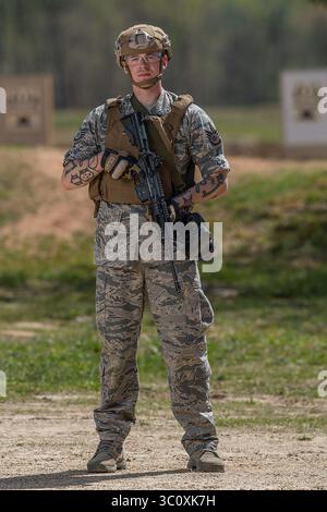 1 maggio 2018 - Marine Corps base Quantico, Virginia, Stati Uniti - U.S. Air Force staff Sgt. Corban Lundborg, assegnato al 4th Combat camera Squadron, uno dei concorrenti del 2018 SPC Hilda I. Clayton Best Combat camera Competition, Marine Corps base Quantico, Virginia, 1 maggio 2018. Il concorso è un evento annuale aperto a tutti i rami dell'esercito, ospitato dalla 55th Signal Company (Combat camera) al fine di testare le competenze tecniche e tattiche dei fotografi di combattimento del Dipartimento della difesa. (Immagine di credito: © U.S. Air Force/ZUMA Wire/ZUMAPRESS.com) Foto Stock