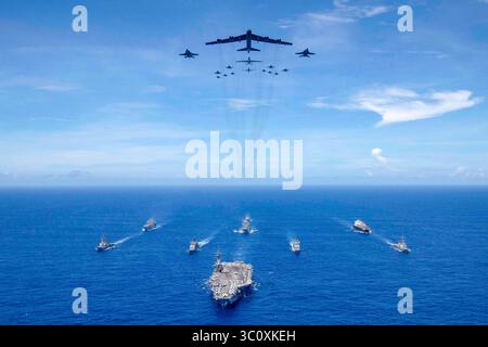 17 settembre 2018 - Philippine Sea - la portaerei USS Ronald Reagan (CVN 76) guida una formazione di Carrier Strike Group (CSG) 5 navi come Air Force B-52 Stratofortress Aircraft e Navy F/A-18 Hornets passano sopra la testa per un esercizio fotografico durante il Valiant Shield 2018. L'esercitazione biennale di addestramento sul campo si concentra sull'integrazione dell'addestramento congiunto tra la Marina, l'Aeronautica e il corpo dei Marines. (Immagine di credito: © U.S. Air Force via ZUMA Wire/ZUMAPRESS.com) Foto Stock