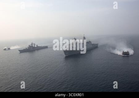 26 dicembre 2018 - USS Anchorage, Oceano Indiano - mezzi da sbarco della US Navy, cuscino d'aria, manovre a fianco della nave da carico anfibia USS Anchorage, Center e del cacciatorpediniere della marina indiana INS Rajput, a sinistra, durante le esercitazioni cooperative il 26 dicembre 2018 nell'Oceano Indiano. (Immagine di credito: © Austin Mealy via ZUMA Wire) Foto Stock