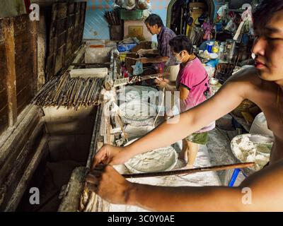 29 dicembre 2018 - Bangkok, Bangkok, Thailandia - Una famiglia fa spaghetti di longevità nella loro bottega. La famiglia produce i tradizionali noodles "mee sua", chiamati anche "noodles longevità", da tre generazioni nella loro casa nel centro di Bangkok. Usano una ricetta portata in Thailandia dalla Cina. Si pensa che i tagliatelle di longevità contribuiscano a una vita lunga e sana e sono serviti in occasioni speciali, in particolare il Capodanno cinese, che è il 4 febbraio 2019. Questi spaghetti venivano fatti per il Capodanno cinese. (Immagine di credito: © Sean Edison/ZUMA Wire) Foto Stock